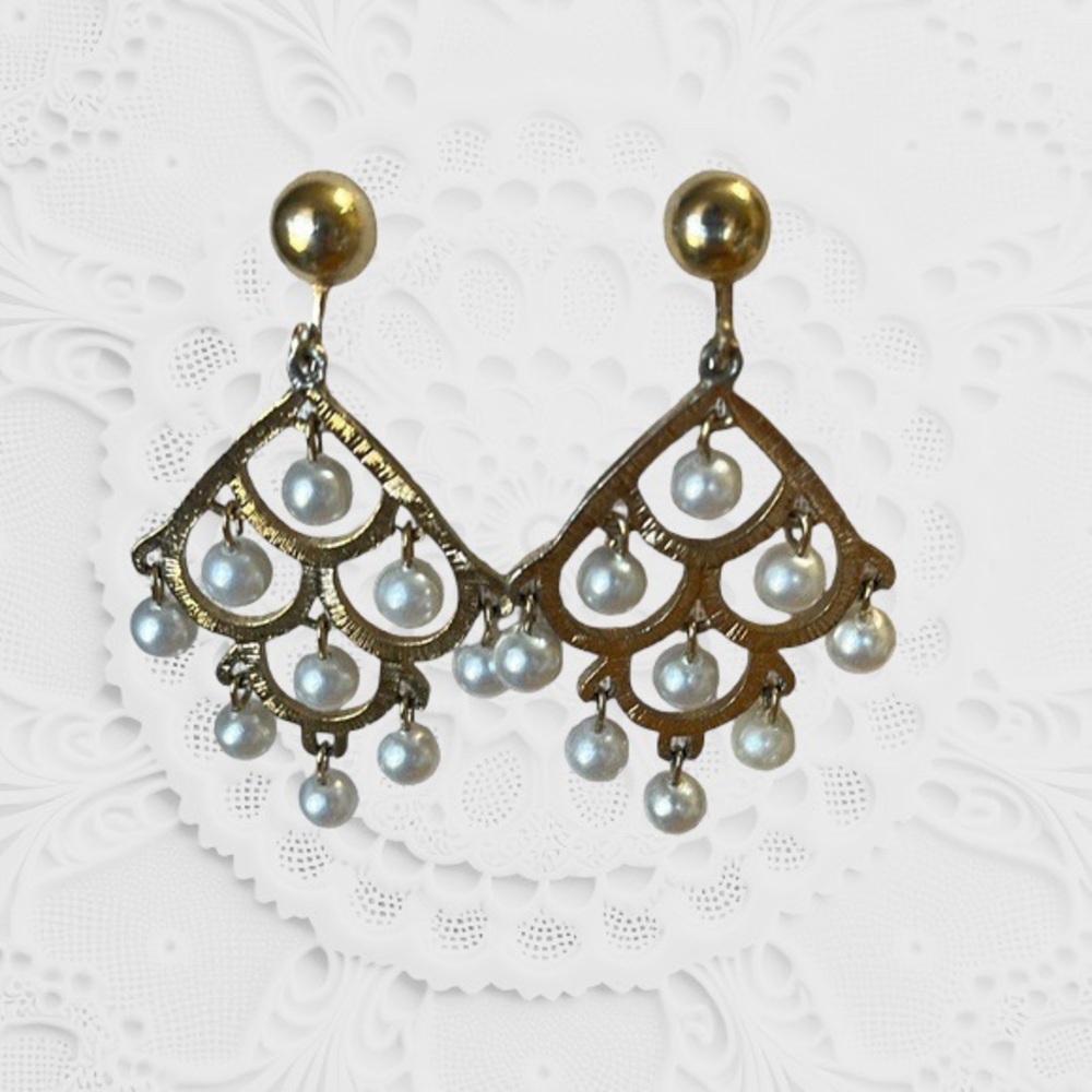 Vintage Sarah Coventry Gold Tone Dangle Clip On Earrings